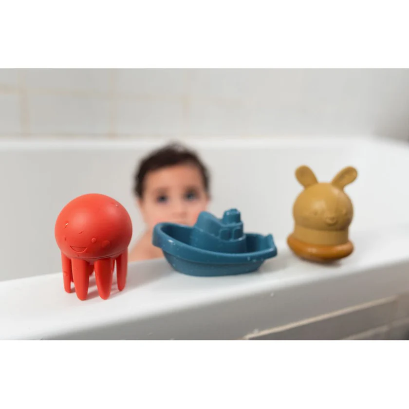 Taf Toys Baby Bath Time Gift Set. Includes Bath Book, Cotton Hooded Towel, Squirting Bath Toys, Boat Toy. 5 piece Newborn Bath Time Essentials Kit for Babies. Suitable for Baby Boys & Girls 0 months +
