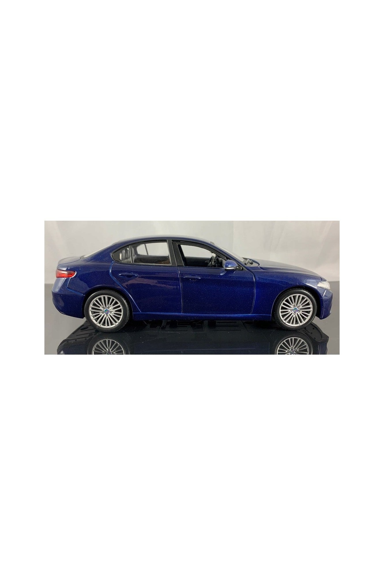 Bburago 1:24 Alfa Romeo Giulia Blue Diecast Model - Marah Kids