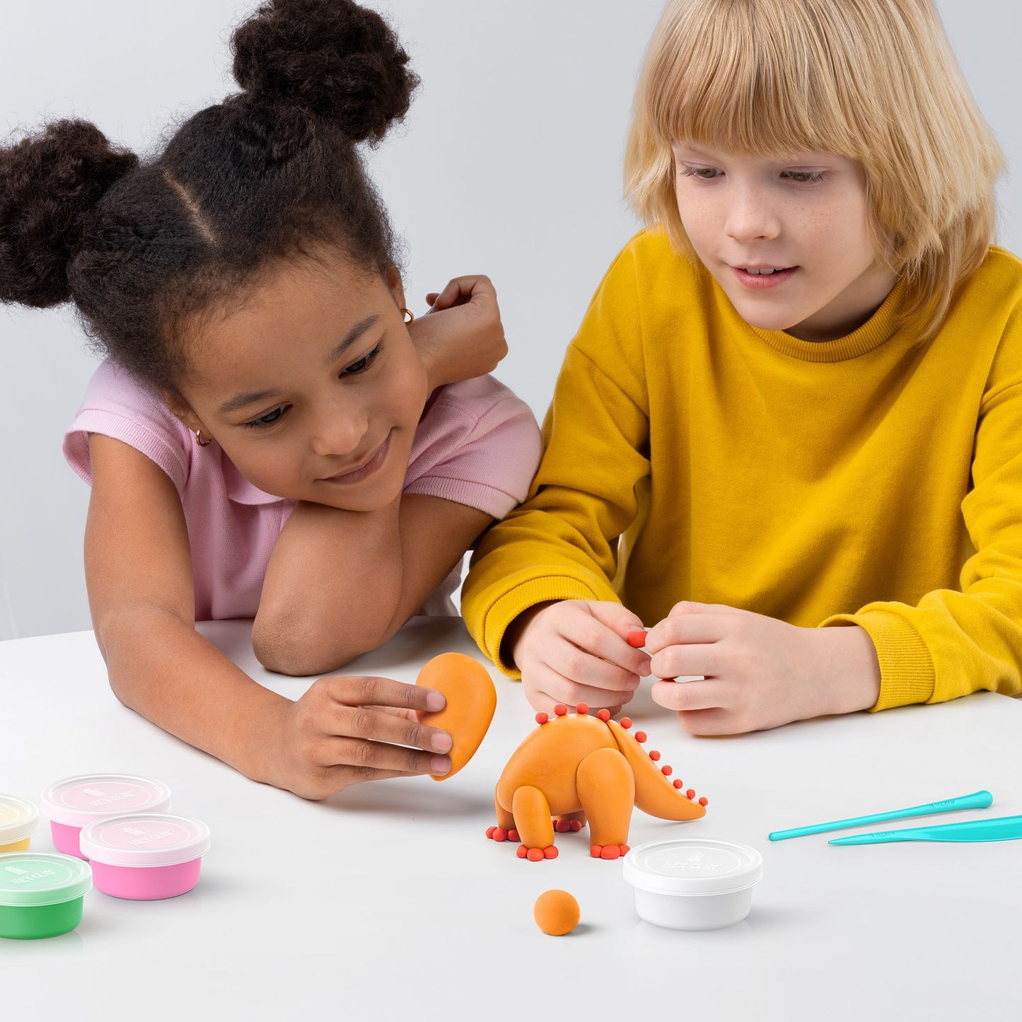 HEY CLAY - DIY Dinos: Stegosaurus, Pachycephalosaurus, Brachiosaurus Plastic Creative Modelling Air - Dry Clay For Kids 6 Cans - Marah Kids