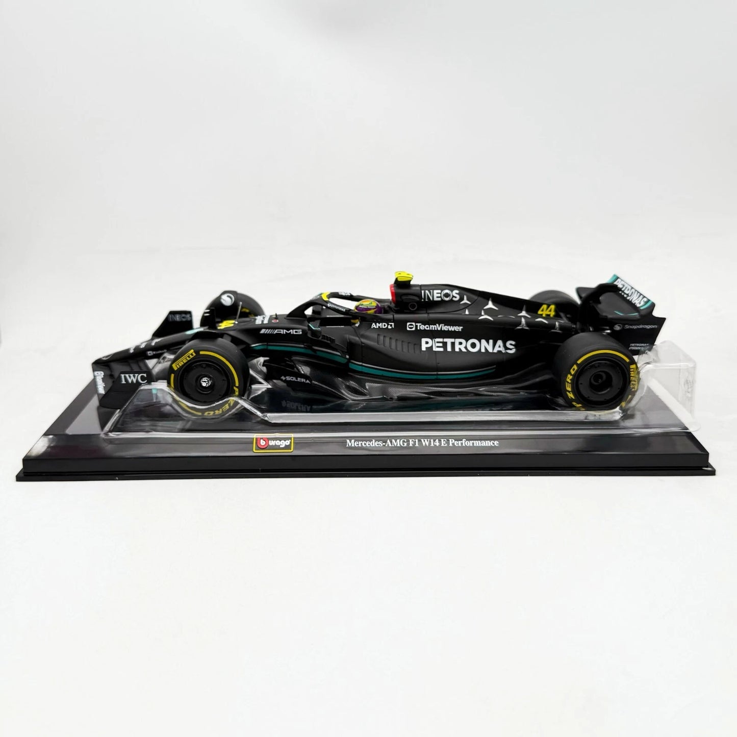 Bburago 1:24 Formula Model Kit (with helmet & plastic stand) - Mercedes-AMG F1 W14 E Performance