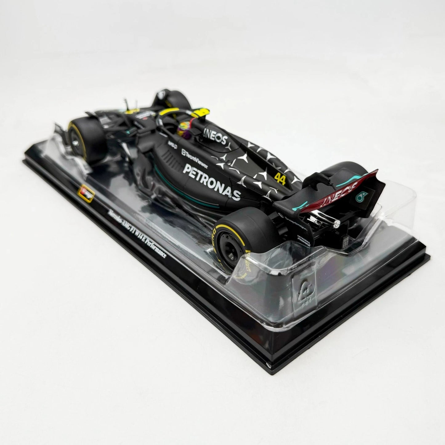 Bburago 1:24 Formula Model Kit (with helmet & plastic stand) - Mercedes-AMG F1 W14 E Performance
