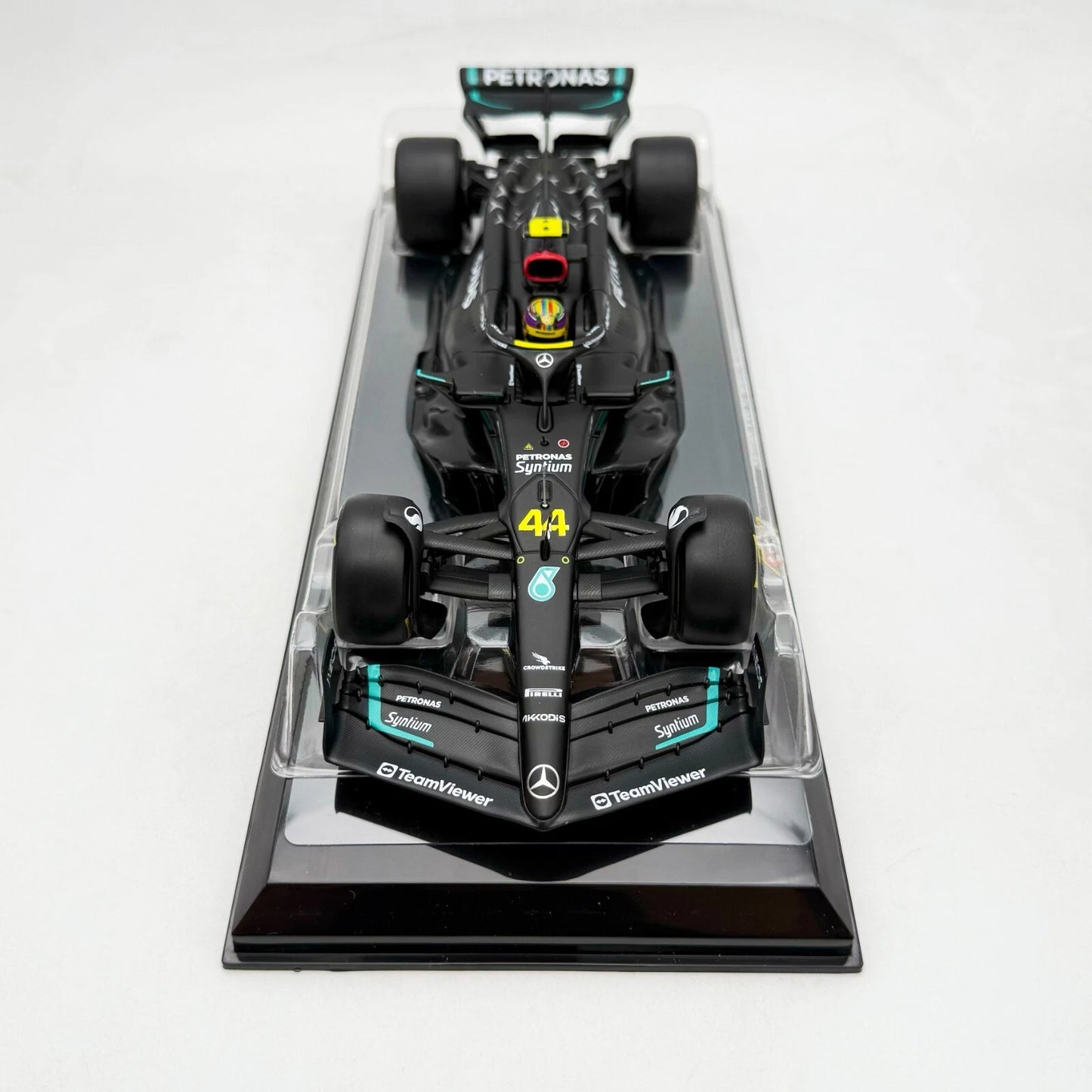 Bburago 1:24 Formula Model Kit (with helmet & plastic stand) - Mercedes-AMG F1 W14 E Performance