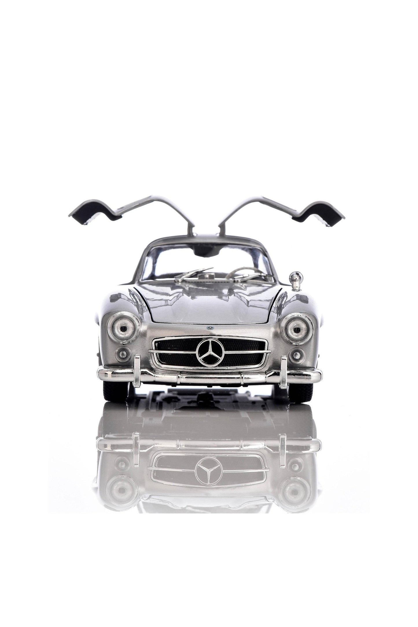 سيارة مرسيدس بنز 300SL (1954) بمقياس 1:24 من إنتاج شركة Bburago – فضية