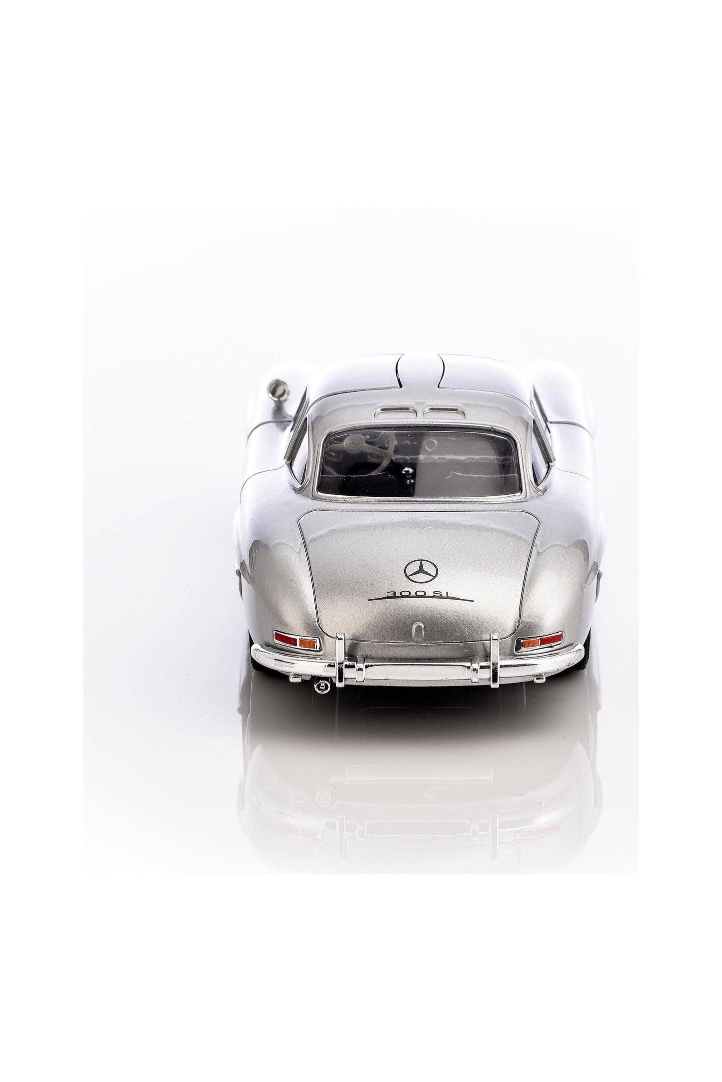 سيارة مرسيدس بنز 300SL (1954) بمقياس 1:24 من إنتاج شركة Bburago – فضية