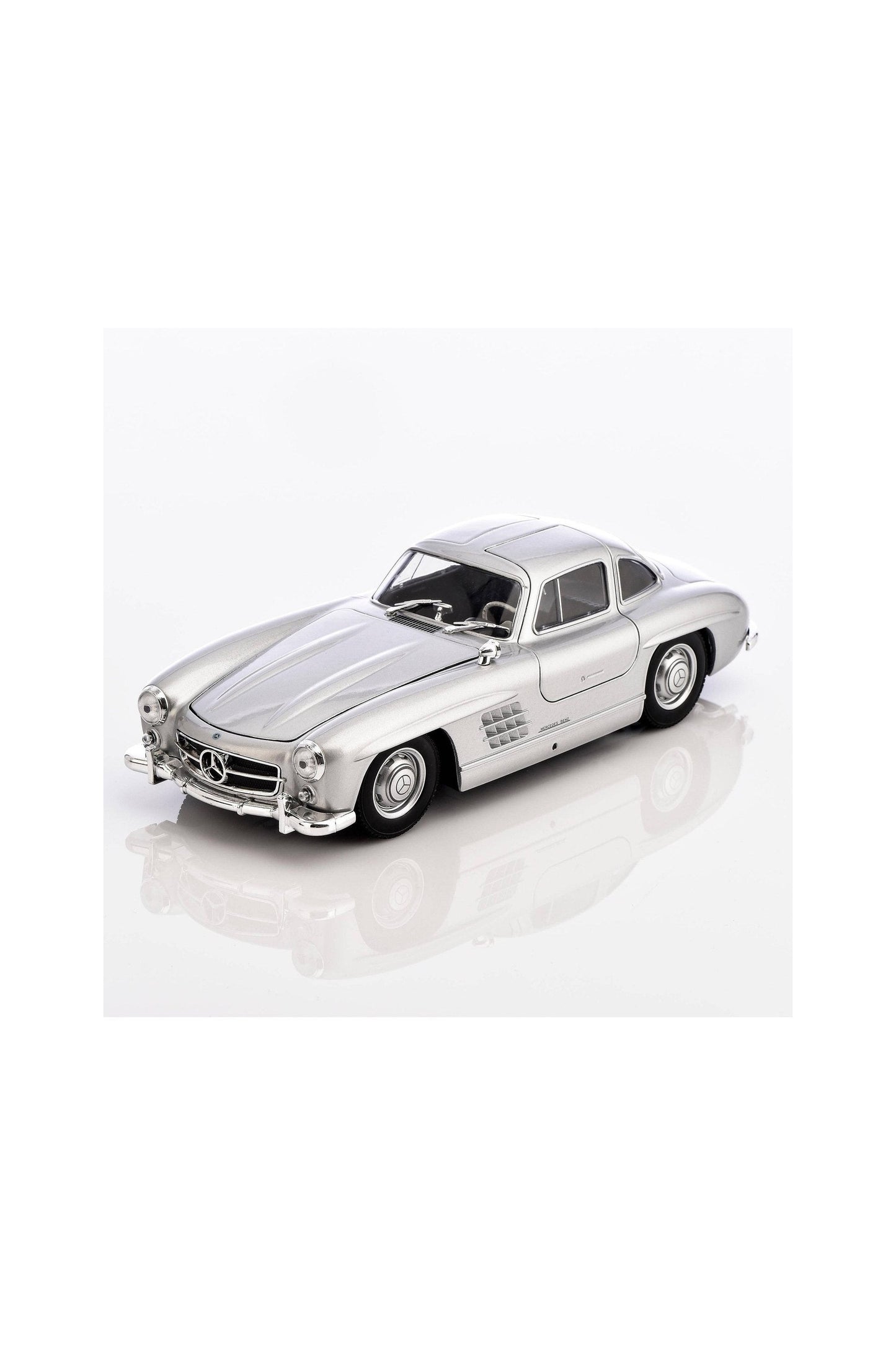 سيارة مرسيدس بنز 300SL (1954) بمقياس 1:24 من إنتاج شركة Bburago – فضية