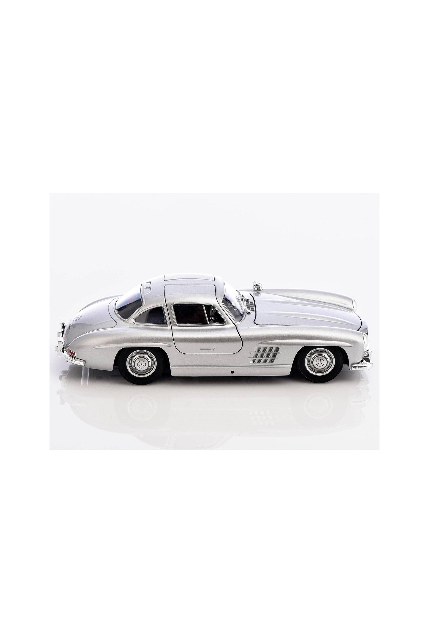 سيارة مرسيدس بنز 300SL (1954) بمقياس 1:24 من إنتاج شركة Bburago – فضية