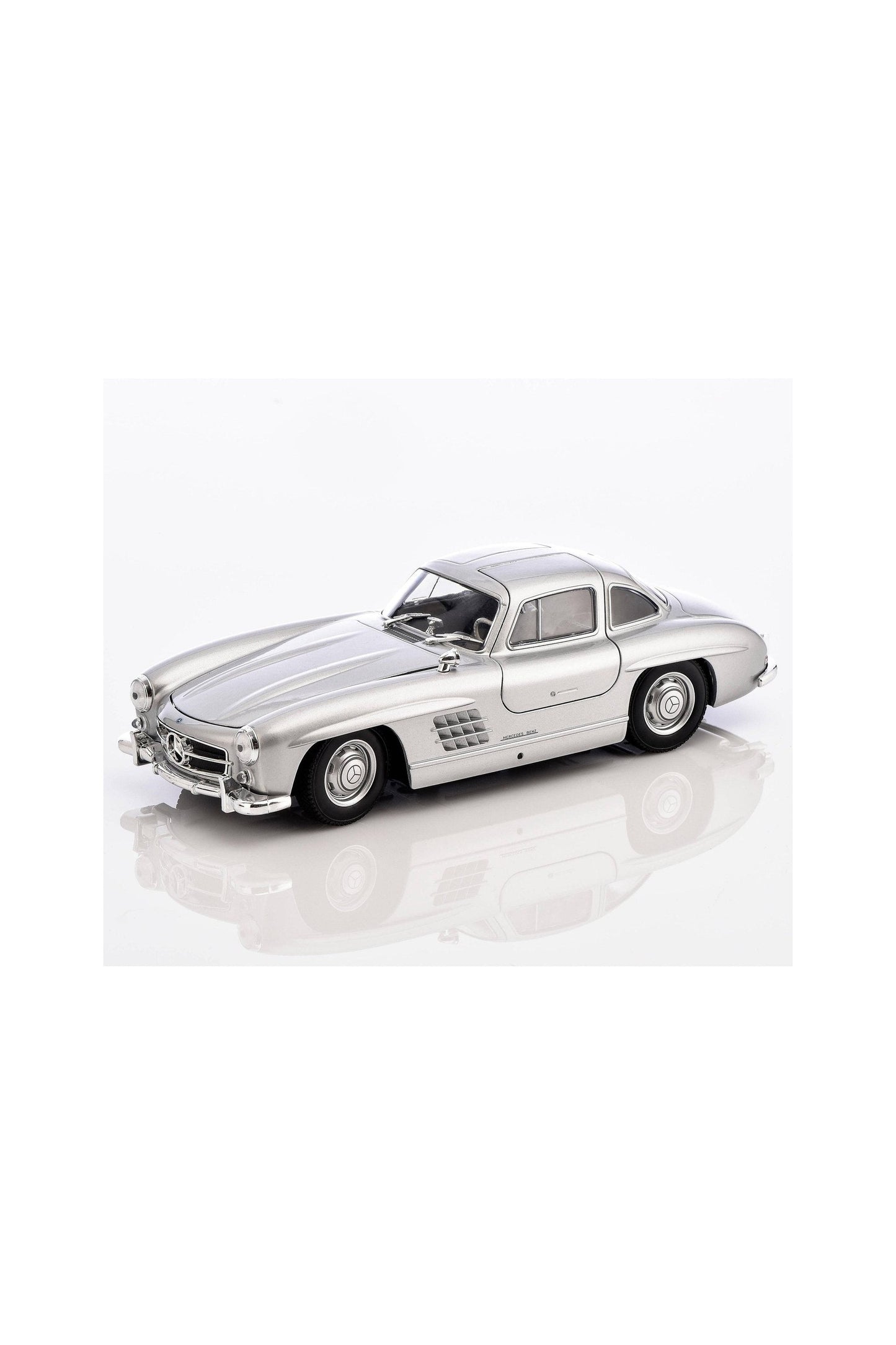 سيارة مرسيدس بنز 300SL (1954) بمقياس 1:24 من إنتاج شركة Bburago – فضية