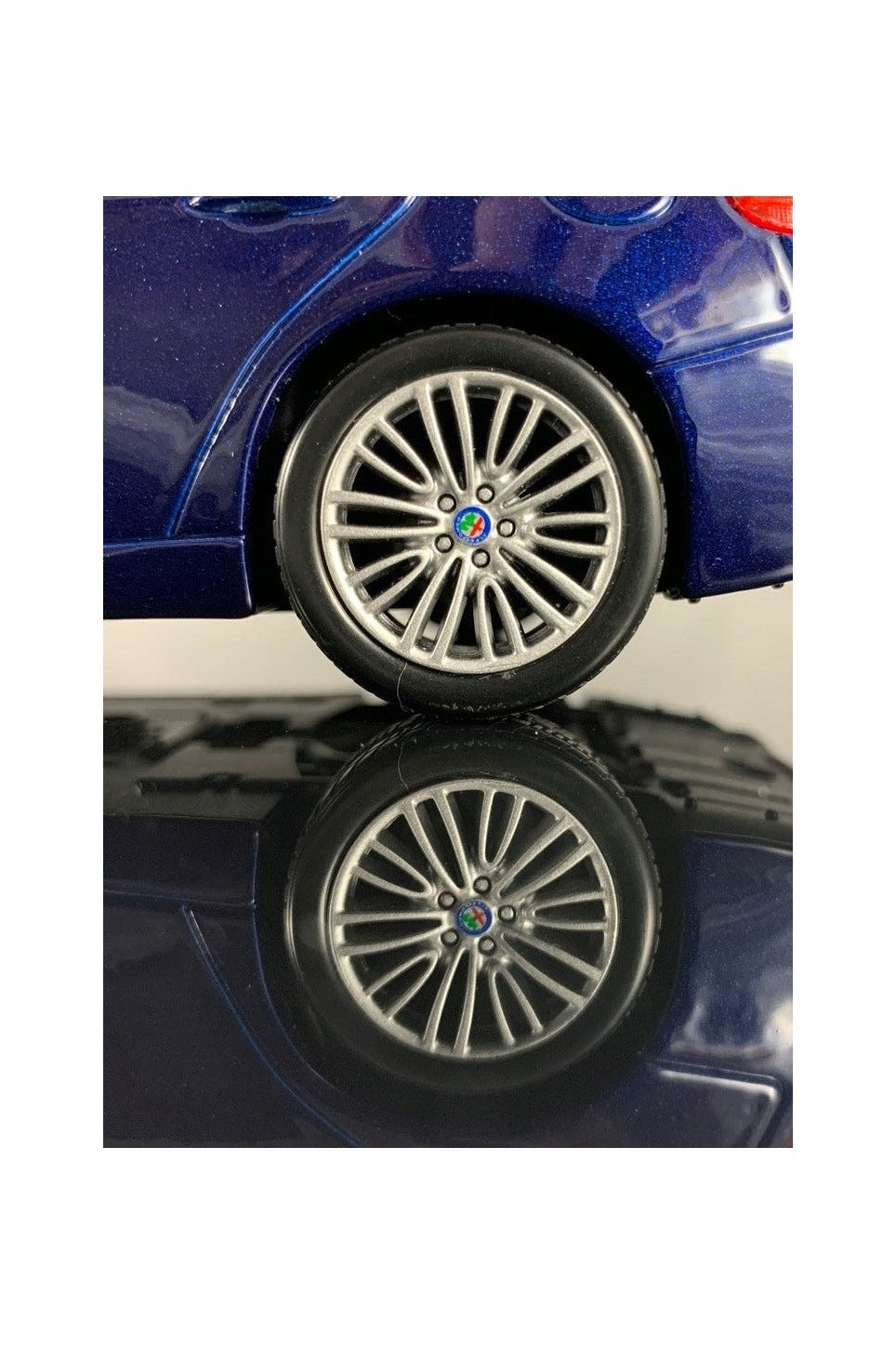 Bburago 1:24 Alfa Romeo Giulia Blue Diecast Model