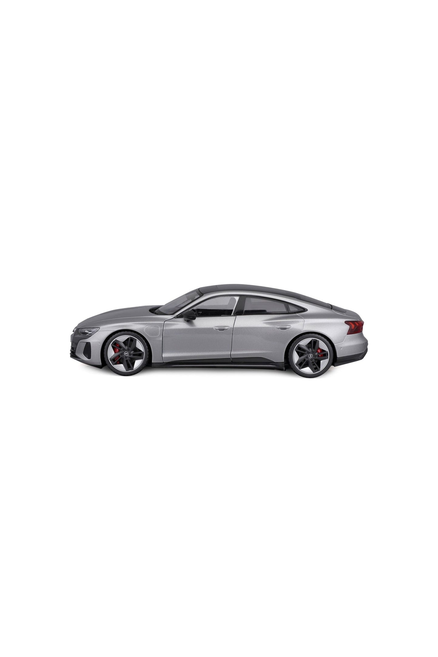 سيارة Audi RS e-tron GT 2022 باللون الفضي المعدني مصبوبة بمقياس 1/18 من إنتاج Bburago 11050