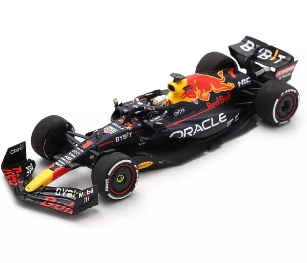 Bburago Red Bull Racing F1 RB18 Verstappen #1 (With Helmet) 1:43 Diecast Model