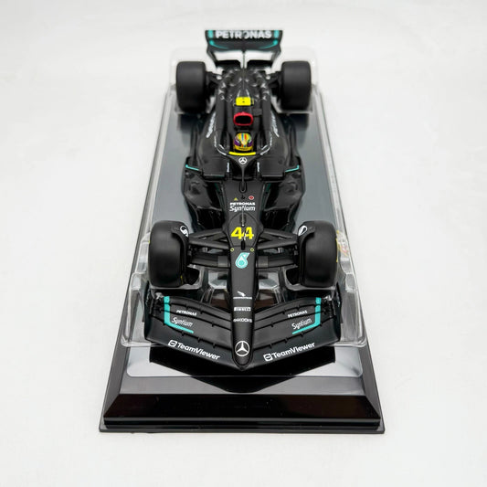 Bburago 1:24 Formula Model Kit (with helmet & plastic stand) - Mercedes-AMG F1 W14 E Performance
